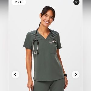 Figs Catarina one-pocket scrub top. Color bonsai. Size small